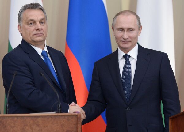Президент России Владимир Путин и премьер-министр Венгрии Виктор Орбан во время совместной пресс-конференции в подмосковной резиденции Ново-Огарево. - Sputnik Кыргызстан
