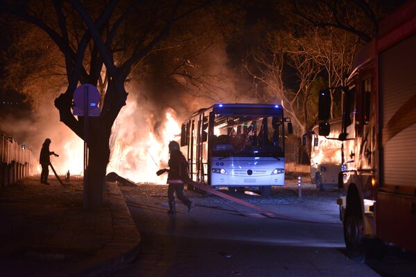 Пожарные пытаются потушить пламя после взрыва в районе Кызылай в центре Анкары. - Sputnik Кыргызстан