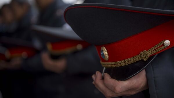 Сотрудники милиции с фуражками. Архивное фото - Sputnik Кыргызстан