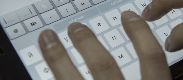 Электронная клавиатура с кыргызскими буквами на планшете. Архивное фото - Sputnik Кыргызстан