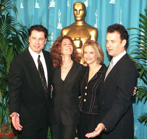 Номинанты на премию Оскар Джон Траволта и Том Хэнкс в 1995 году. Рядом актриса Рита Уилсон (вторая слева) и супруга Траволты Келли Престон - Sputnik Кыргызстан