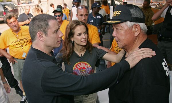 Американский актер Джон Траволта и его супруга Келли Престон во время оказания помощи жителям Нового Орлеана в связи с последствиями урагана Катрина (5 сентября 2005 года) - Sputnik Кыргызстан