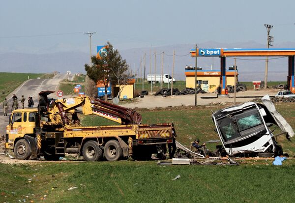 Поврежденный от взрыва военный автобус в турецкой провинции Диярбакыр - Sputnik Кыргызстан