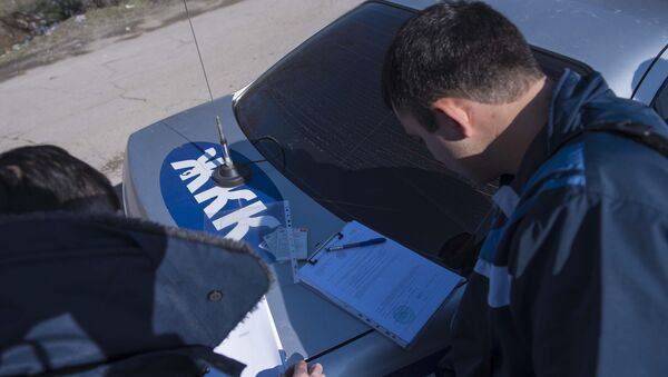 Сотрудник дорожно-патрульной службы оформляет протокол нарушения. Архивное фото - Sputnik Кыргызстан