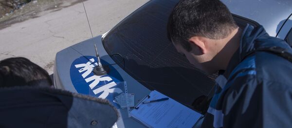 Протокол толтуруп жаткан ЖКККББ кызматкери. Архив - Sputnik Кыргызстан