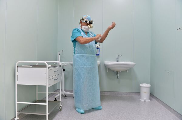 Интервью с нейрохирургом Арнольдом Смеяновичем - Sputnik Кыргызстан