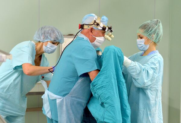 Интервью с нейрохирургом Арнольдом Смеяновичем - Sputnik Кыргызстан