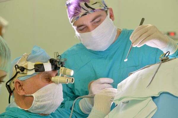 Интервью с нейрохирургом Арнольдом Смеяновичем - Sputnik Кыргызстан