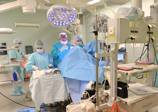 Интервью с нейрохирургом Арнольдом Смеяновичем - Sputnik Кыргызстан