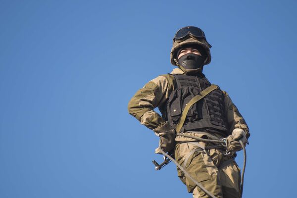 Боец спецназа Пантера Национальной гвардии во время показательных выступлений в день открытых дверей для школьников. - Sputnik Кыргызстан