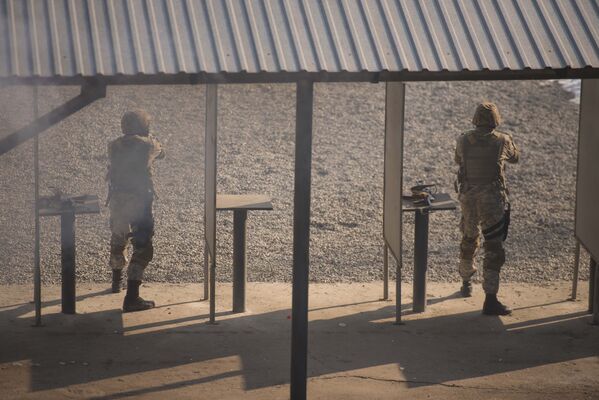 Солдаты показали школьникам в тире свои навыки владения стрелковым оружием. - Sputnik Кыргызстан