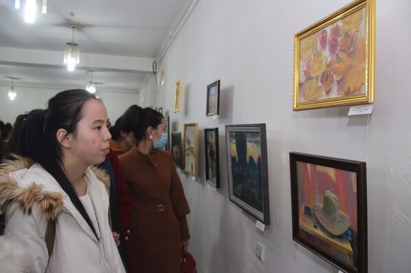 Посетители выставки живописи, посвященная году истории и культуры Кыргызстана в Оше - Sputnik Кыргызстан