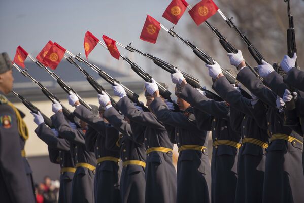 Двери войсковых частей Национальной гвардии перед Днем Защитником Отечества открыты для старшеклассников школ столицы - Sputnik Кыргызстан