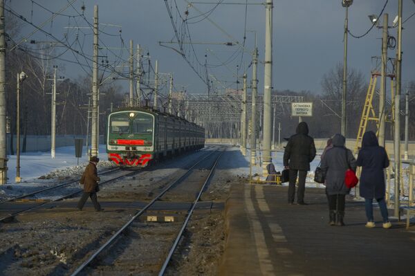 Переход через железнодорожные пути. Архивное фото - Sputnik Кыргызстан