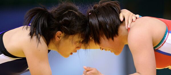 Спортсменки во время соревнований по женской борьбе. Архивное фото - Sputnik Кыргызстан