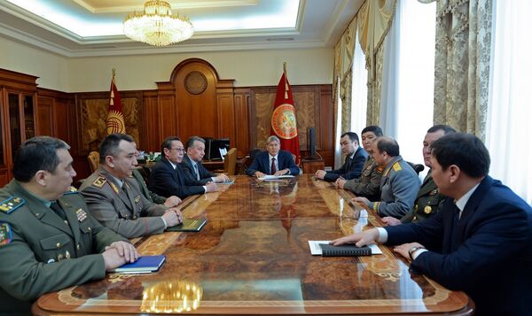 Президент Алмазбек Атамбаев во время совещания с руководителями силовых структур - Sputnik Кыргызстан