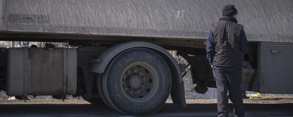Спецрейд по проверке сопроводительных документов грузов, поступающих из Казахстана - Sputnik Кыргызстан