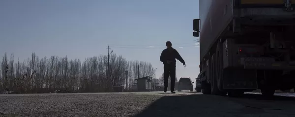 Большегрузная фура у автодороги на границе Кыргызстана с Казахстаном. Архивное фото Большегрузная фура у автодороги на границе Кыргызстана с Казахстаном. Архивное фото - Sputnik Кыргызстан