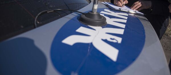 Сотрудник дорожно-патрульной службы оформляет протокол во время рейда. Архивное фото Сотрудник дорожно-патрульной службы оформляет протокол во время рейда. Архивное фото - Sputnik Кыргызстан