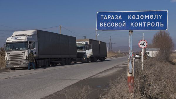 Спецрейд по проверке сопроводительных документов грузов, поступающих из Казахстана - Sputnik Кыргызстан