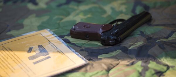 Пистолет Макарова на столе. Архивное фото - Sputnik Кыргызстан