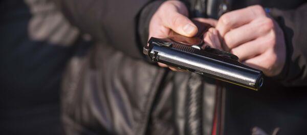 Тапанча кармаган адам. Архив - Sputnik Кыргызстан