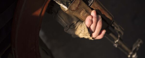 Вооруженный мужчина. Архивное фото - Sputnik Кыргызстан