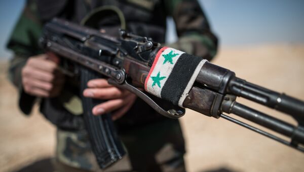 Боец Сирийской арабской армии с автоматом. Архивное фото - Sputnik Кыргызстан