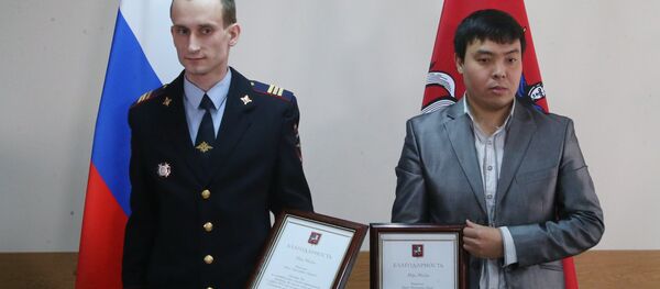 Артем Королюк (слева) и Марат Исаев, награжденные мэром Москвы Сергеем Собяниным за спасение женщины Артем Королюк (слева) и Марат Исаев, награжденные мэром Москвы Сергеем Собяниным за спасение женщины - Sputnik Кыргызстан