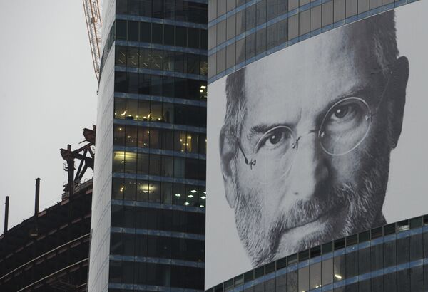 Плакат с портретом основателя компании Apple Стива Джобса. Архивное фото - Sputnik Кыргызстан