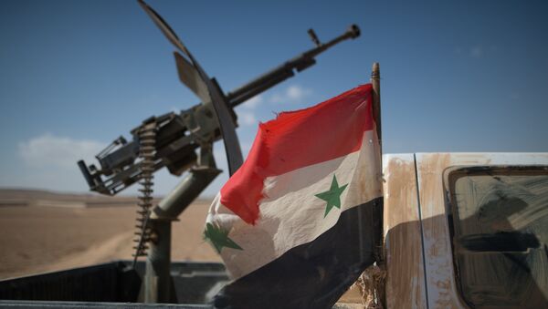 Флаг Сирии на автомобиле с пулеметом бойцов Сирийской арабской армии (САА) в окрестностях города Мхин в Сирии. Архивное фото - Sputnik Кыргызстан