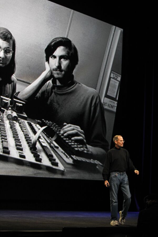 Основатель Apple Стив Джобс во время презентаций - Sputnik Кыргызстан