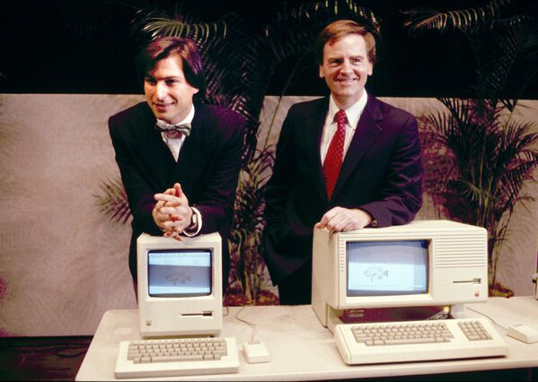 Основатель Apple Стив Джобс во время презентации Macintosh - Sputnik Кыргызстан