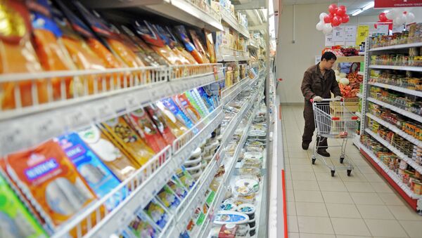 Посетитель проходит с тележкой вдоль стеллажей с продуктами. Архивное фото - Sputnik Кыргызстан