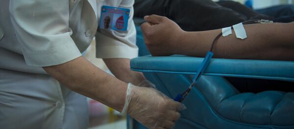 Врач осматривает пациента. Архивное фото - Sputnik Кыргызстан