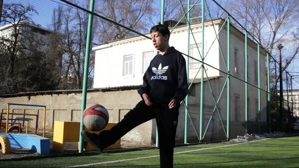 Инвалида детства из КР пригласили на Чемпионат Азии по футболу - Sputnik Кыргызстан