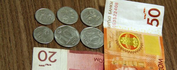 Национальная валюта Кыргызстана на столе. Архивное фото - Sputnik Кыргызстан