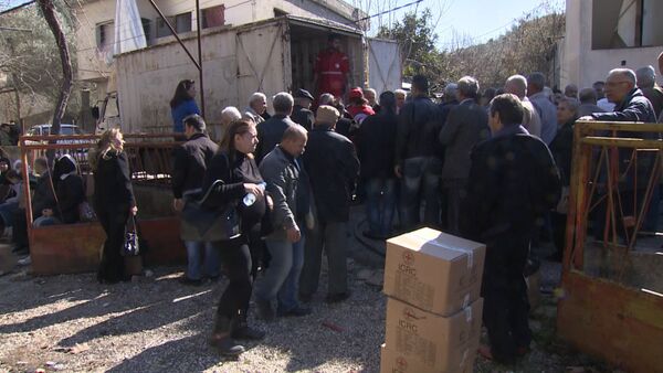 Сирийцы стояли в очереди за коробками гумпомощи с мукой и сахаром в Хомсе - Sputnik Кыргызстан