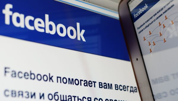 Страница социальной сети Фейсбук на компьютере и смартфоне. Архивное фото - Sputnik Кыргызстан