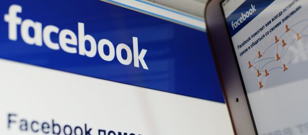 Страница социальной сети Фейсбук на компьютере и смартфоне. Архивное фото - Sputnik Кыргызстан