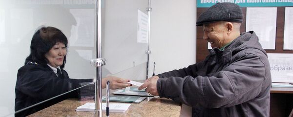 Мужчина в сервисном центре ГСН во время сдачи единой налоговой декларации. Архивное фото - Sputnik Кыргызстан