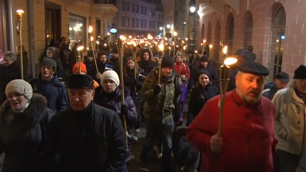 Тысячи националистов с зажженными факелами прошли по ночному Таллину - Sputnik Кыргызстан