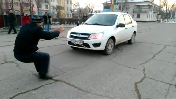 Житель Жамбылской области передвигает ушами автомобиль - Sputnik Кыргызстан