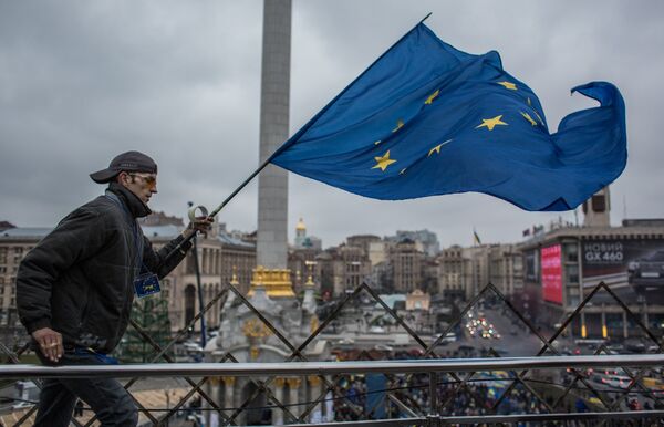 Человек с флагом евросоюза в руках. Архивное фото - Sputnik Кыргызстан