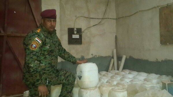 Бойец народного ополчения провинции Анбар на складе с химическим оружием в промышленном районе города эр-Рамади - Sputnik Кыргызстан