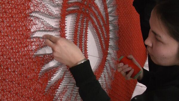 Тысячи гвоздей и 20 км нити — студенты изготовили знамя в честь Дня флага - Sputnik Кыргызстан