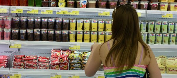 Покупатель в отделе молочных продуктов. Архивное фото - Sputnik Кыргызстан
