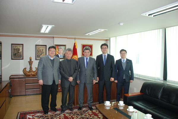 Посол КР в Корее Аскар Бешимов с представителями Кыргызско-корейской ассоциации дружбы и взаимообмена - Sputnik Кыргызстан