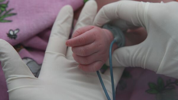Рука новорожденного ребенка. Архивное фото - Sputnik Кыргызстан