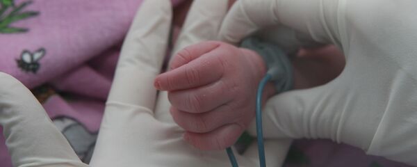 Рука новорожденного ребенка. Архивное фото - Sputnik Кыргызстан